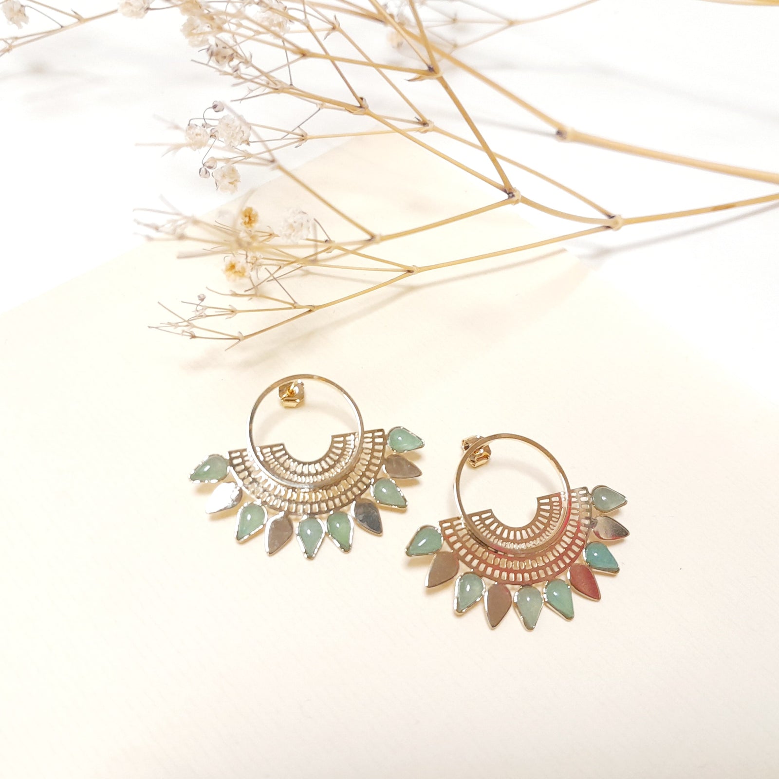 Boucles d'oreilles goutte beige et doré motif floral Anne-Sophie