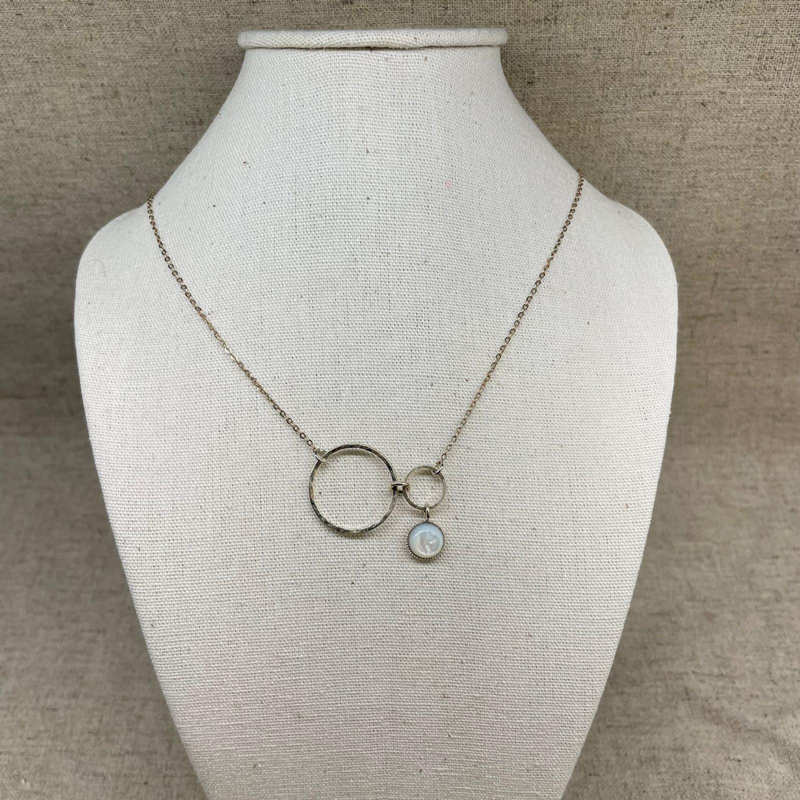 E212 - Collier 2 anneaux et pierre