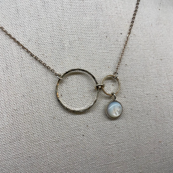 E212 - Collier 2 anneaux et pierre