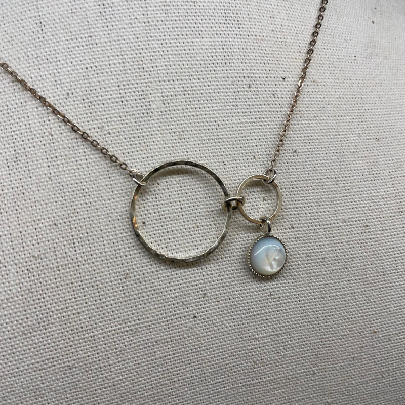 E212 - Collier 2 anneaux et pierre