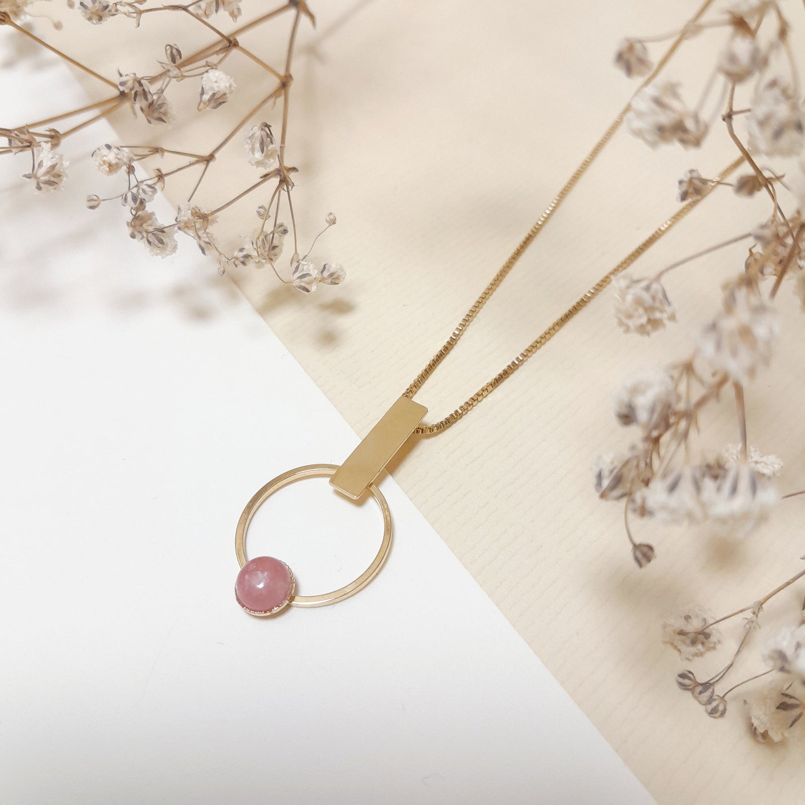 Collier 20 perles Agate rubanée rose 8 mm. Chaine en acier inoxydable Collier f Collier 20 perles Agate rubanée rose 8 mm. Chaine en acier inoxydable Collier f