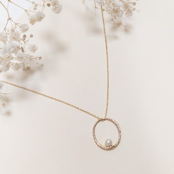 S20010_Fabien_Ajzenberg_Collier_Or_Pendant_Cercle_Texture_Perle_Blanc_Nacre