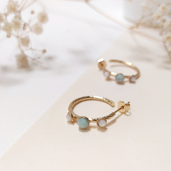 S20087_Fabien_Ajzenberg_Creole_Boucle_Oreille_Or_Texture_Pierre_Rond_Bombe_Nacre_Blanc_Amazonite_Bleu_Cyan